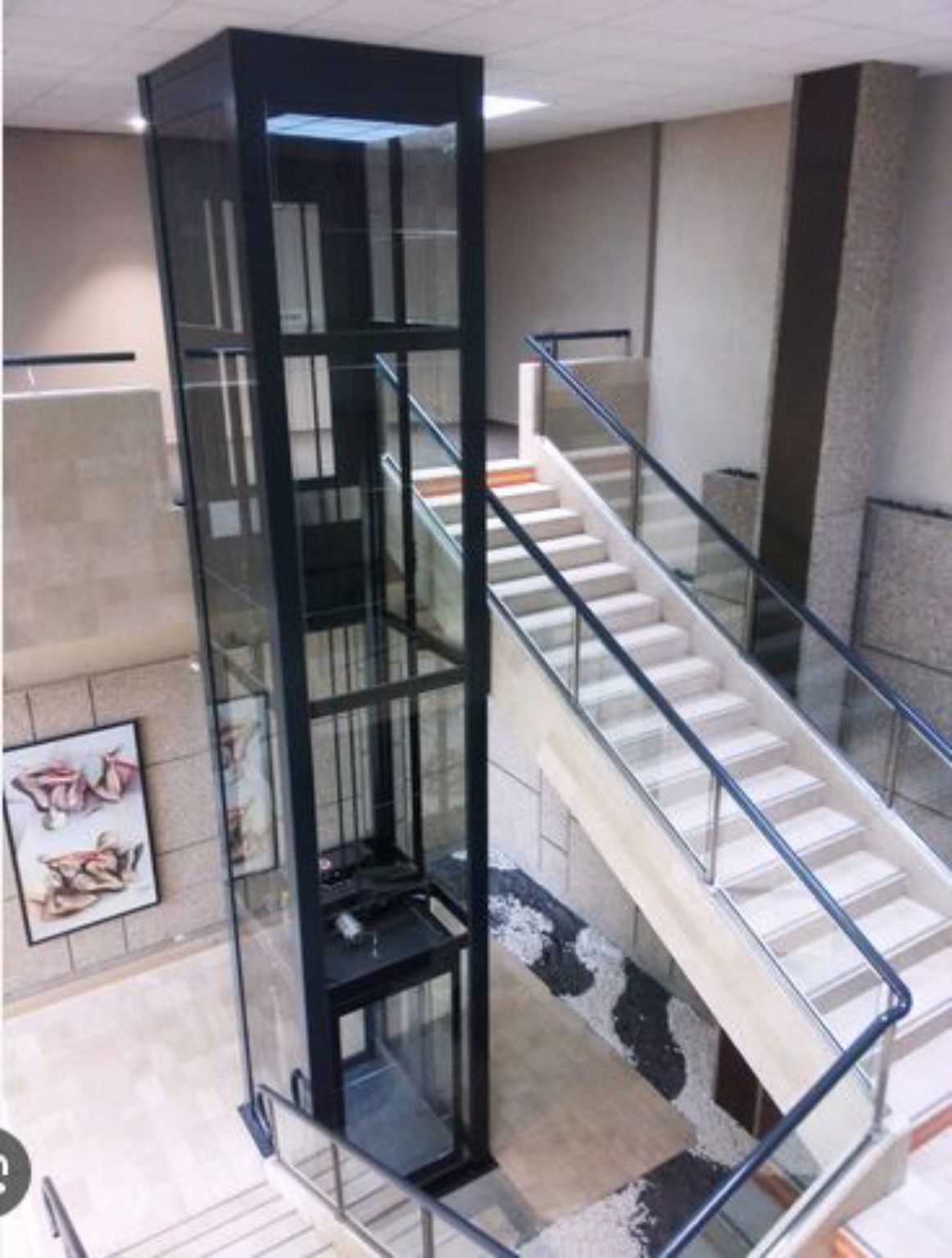 Ascenseur panoramique vitré installé dans le hall d'un bâtiment moderne