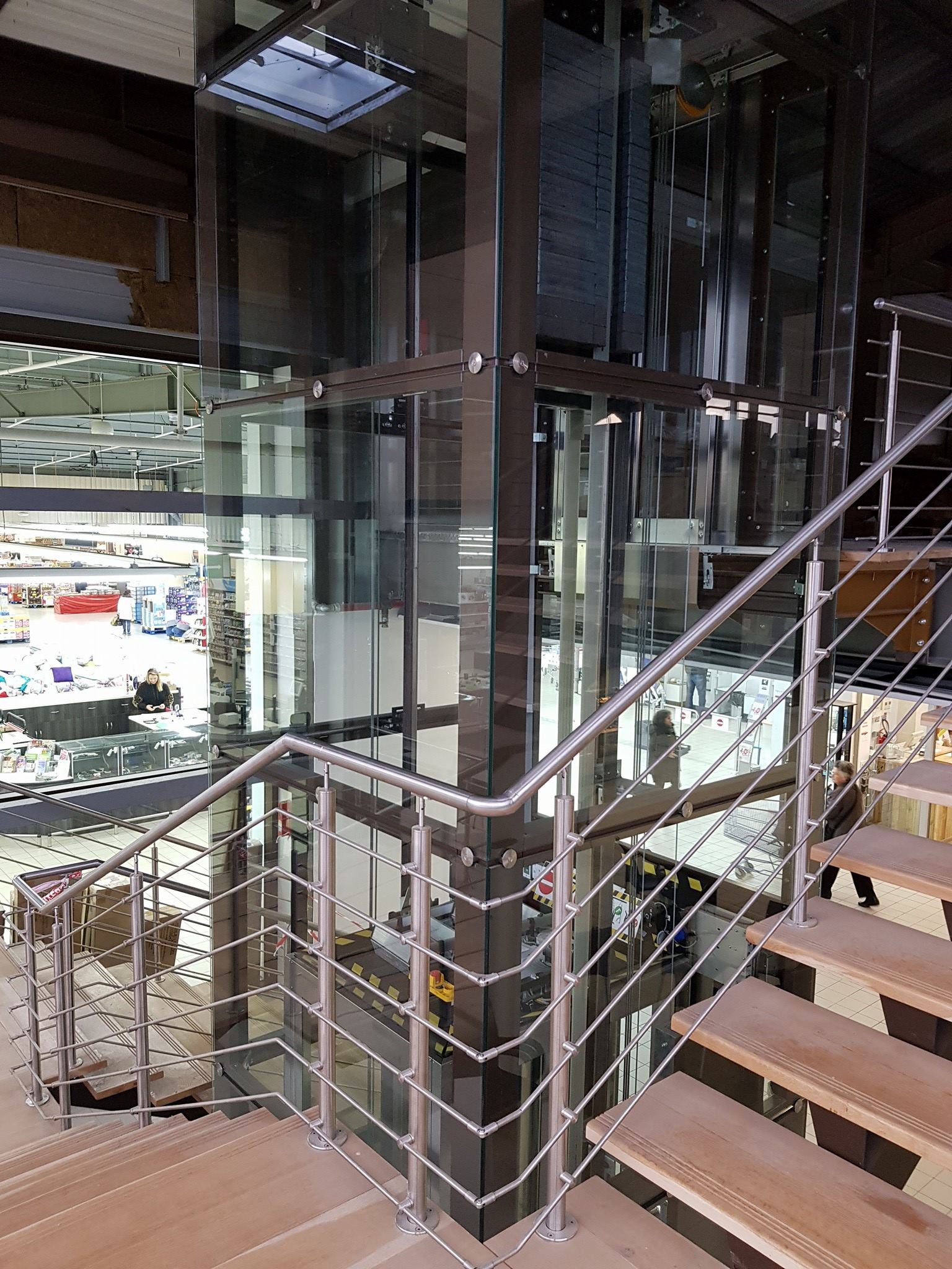 Ascenseur panoramique vitré dans un centre commercial